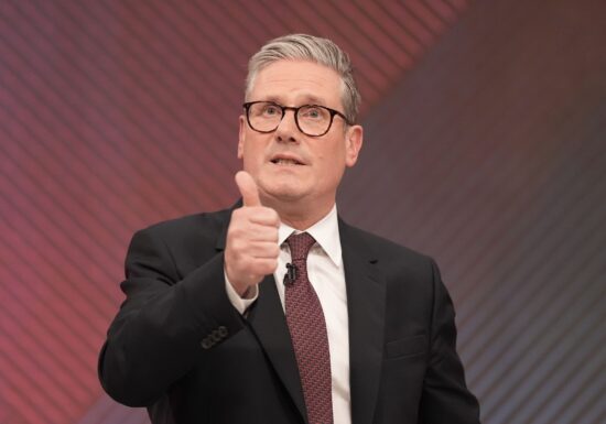 Telefoane „de unică folosință” și genți căptușite cu plumb. Paranoia securității britanice în China