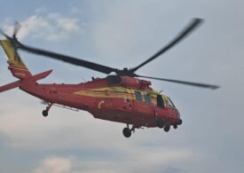 Un elicopter Black Hawk intervine să stingă un incendiu din Bacău