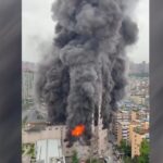 Flăcări uriașe într-un mall din China: Cel puțin 16 oameni au murit (Video)