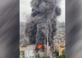 Flăcări uriașe într-un mall din China: Cel puțin 16 oameni au murit (Video)