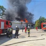 Incendiu puternic în București, cu două victime, flacără deschisă și degajări mari de fum UPDATE