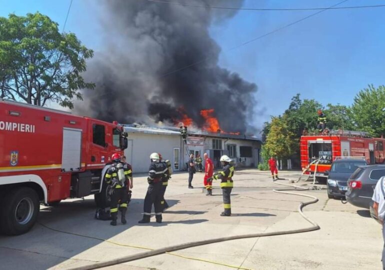 Incendiu puternic în București, cu două victime, flacără deschisă și degajări mari de fum <span style="color:#990000;">UPDATE</span>