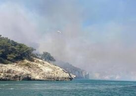 Incendiu de pădure puternic în Italia. Aproape 1.000 de turiștii au fost evacuați dintr-un camping (Video)
