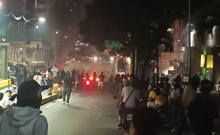 Proteste violente în Venezuela, după realegerea președintelui Maduro: O persoană a fost ucisă (Video)