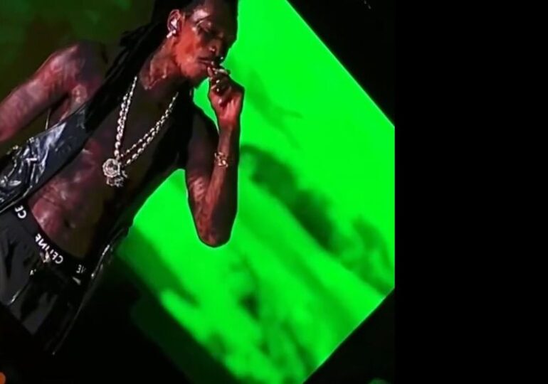 Rapperul american Wiz Khalifa, luat de poliție, după ce și-a aprins o țigară cu canabis pe scenă la Costinești (Video)