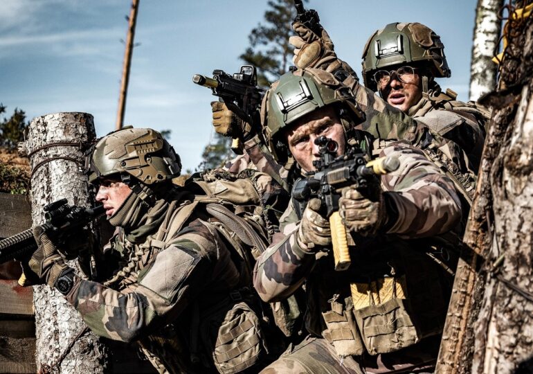 NATO are o jumătate de milion de militari în stare de alertă, în timp ce Rusia a format "echipe de pedepsire" pentru soldații săi