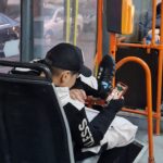 Te deranjează muzica tare, din telefoane, în autobuz? Ești pe cont pe propriu! Cine și cum poate rezolva problema