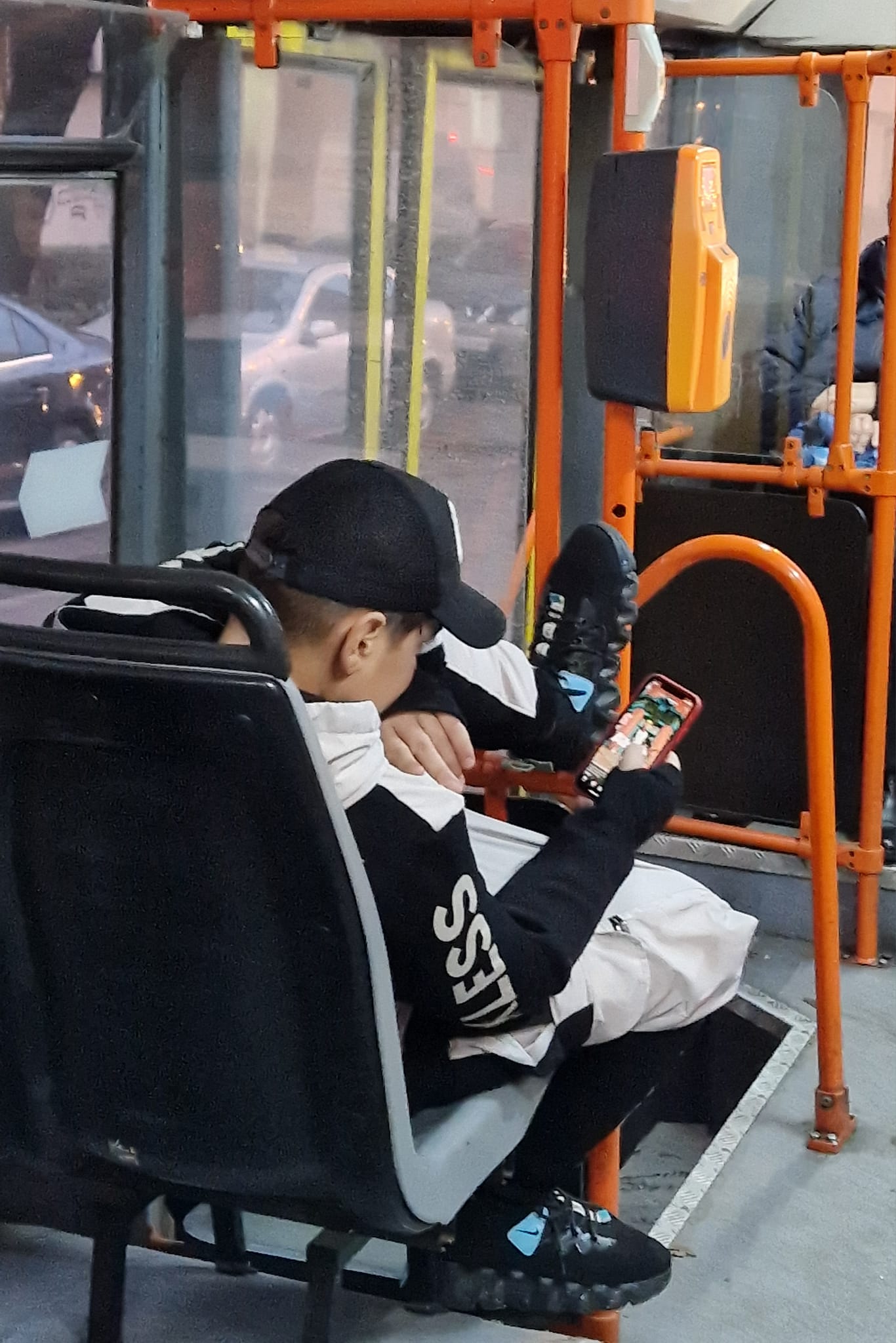 Te deranjează muzică tare, din telefoane, în autobuz? Ești pe cont pe propriu! Cine și cum poate rezolva problema