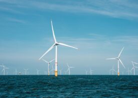 China a pus în funcțiune cea mai puternică turbină eoliană din largul mării