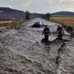 Revărsare de ape în Tulcea: 12 autoturisme și un microbuz au fost surprinse de viitură (Video)