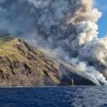 Alertă pe o insulă din Italia, după erupția unui vulcan. Lava și cenușa s-au revărsat în mare (Video)