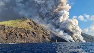 Alertă pe o insulă din Italia, după erupția unui vulcan. Lava și cenușa s-au revărsat în mare (Video)