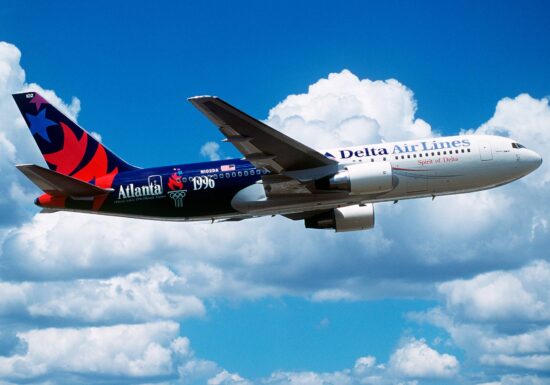Un avion care ateriza la Chicago a intrat în contact cu un foc de artificii: Tocmai am auzit o bubuitură