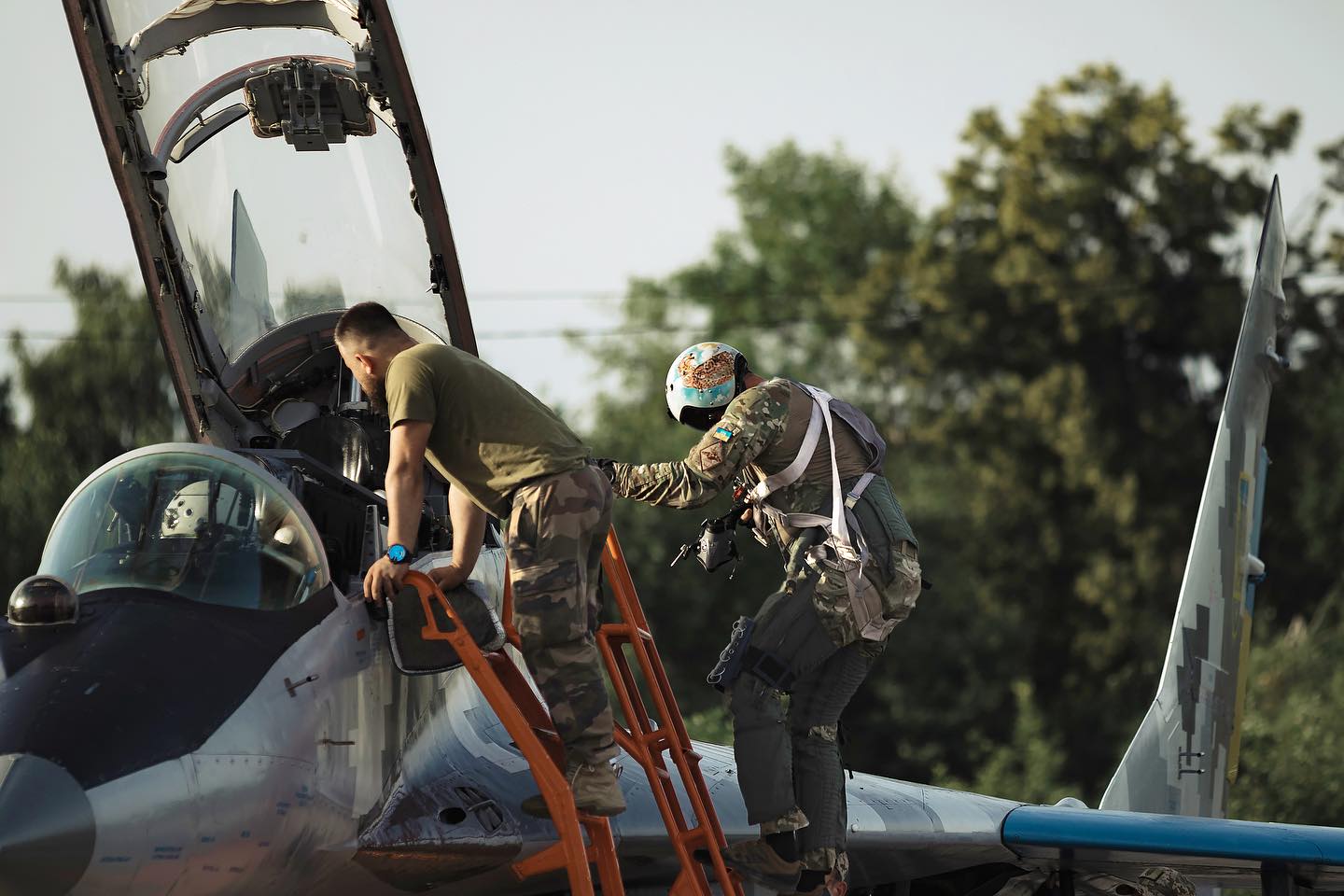 Ziua 893 Ucraina evacuează orașe din est. Cadavru sub formă de svastică. Trump îl felicită pe Putin. Imagini cu F-16 (Video)