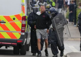 Marea Britanie: Cele mai violente revolte. Au fost atacate hoteluri pentru migranți