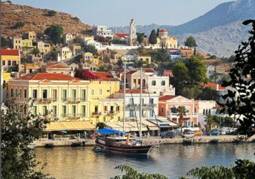 Symi, perla grecească la doi pași de Rhodos, destinația perfectă pentru septembrie (Galerie foto)