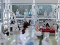 Poluarea cu plastic ar putea fi mai periculoasă decât credeam: un nou studiu indică o posibilă legătură cu infarctul