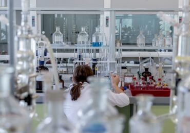 Poluarea cu plastic ar putea fi mai periculoasă decât credeam: un nou studiu indică o posibilă legătură cu infarctul