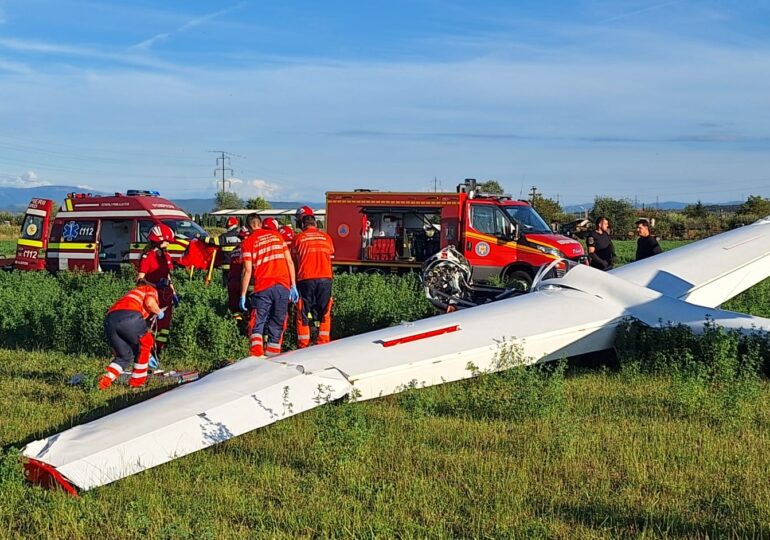 Un planor a aterizat forțat lângă Gara Deva. Pilotul de 21 de ani a fost rănit