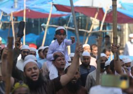 Șefa guvernului din Bangladesh a fugit din palatul său luat cu asalt de manifestanți (Video)