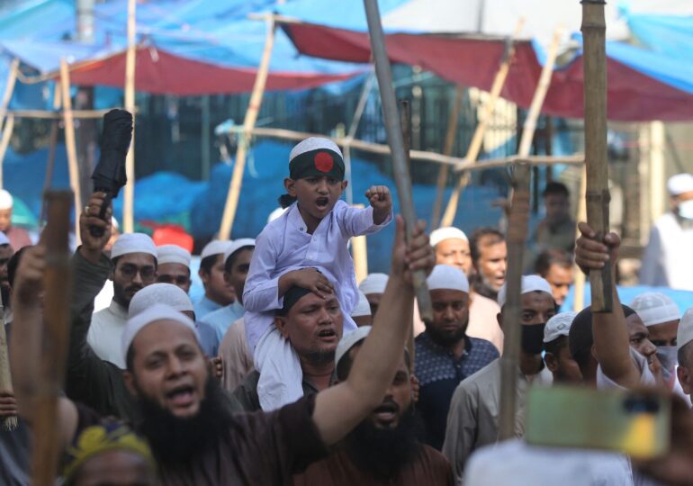 Șefa guvernului din Bangladesh a fugit din palatul său luat cu asalt de manifestanți (Video)