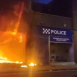 Marea Britanie: Violențele continuă, după uciderea celor trei copii în Southport. O secție de poliție – incendiată, opt persoane au fost arestate (Video)