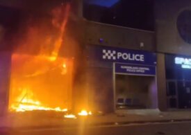 Marea Britanie: Violențele continuă, după uciderea celor trei copii în Southport. O secție de poliție - incendiată, opt persoane au fost arestate (Video)