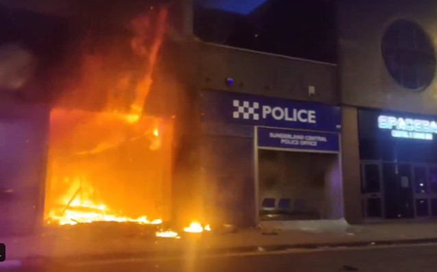 Marea Britanie: Violențele continuă, după uciderea celor trei copii în Southport. O secție de poliție - incendiată, opt persoane au fost arestate (Video)