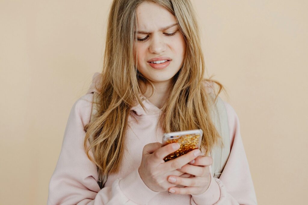 Generația Like: cum îi schimbă media digitală pe adolescenți
