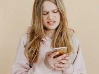 Dependența de ecrane, o problemă tot mai gravă. Cât timp petrec adolescenții online pe săptămână