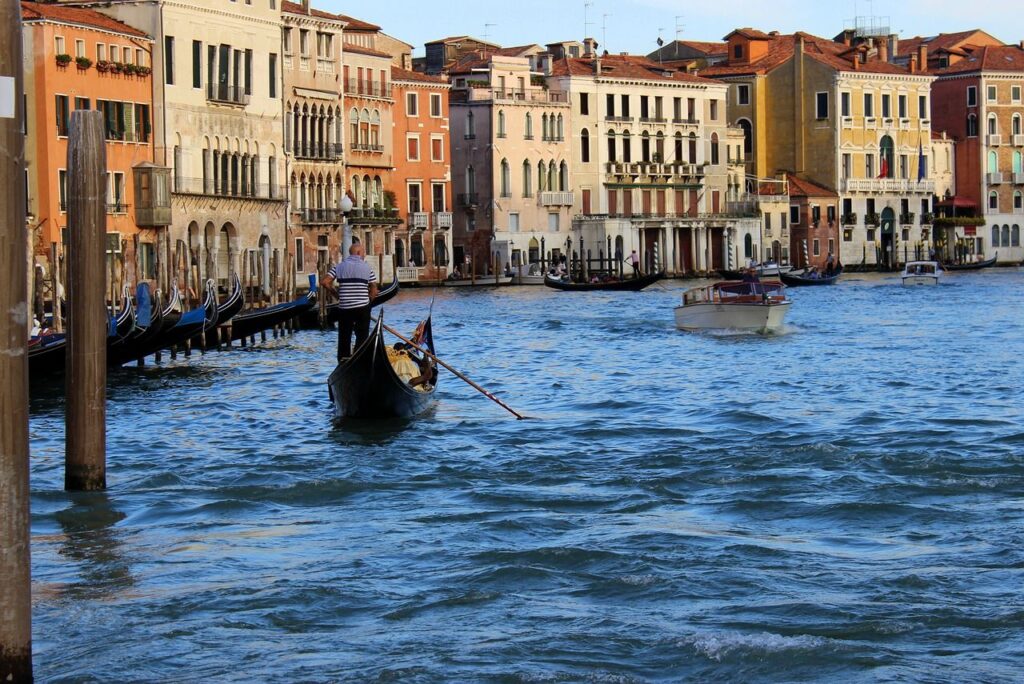Veneția spune stop turismului de prost gust. Cât e amenda dacă faci baie în canale