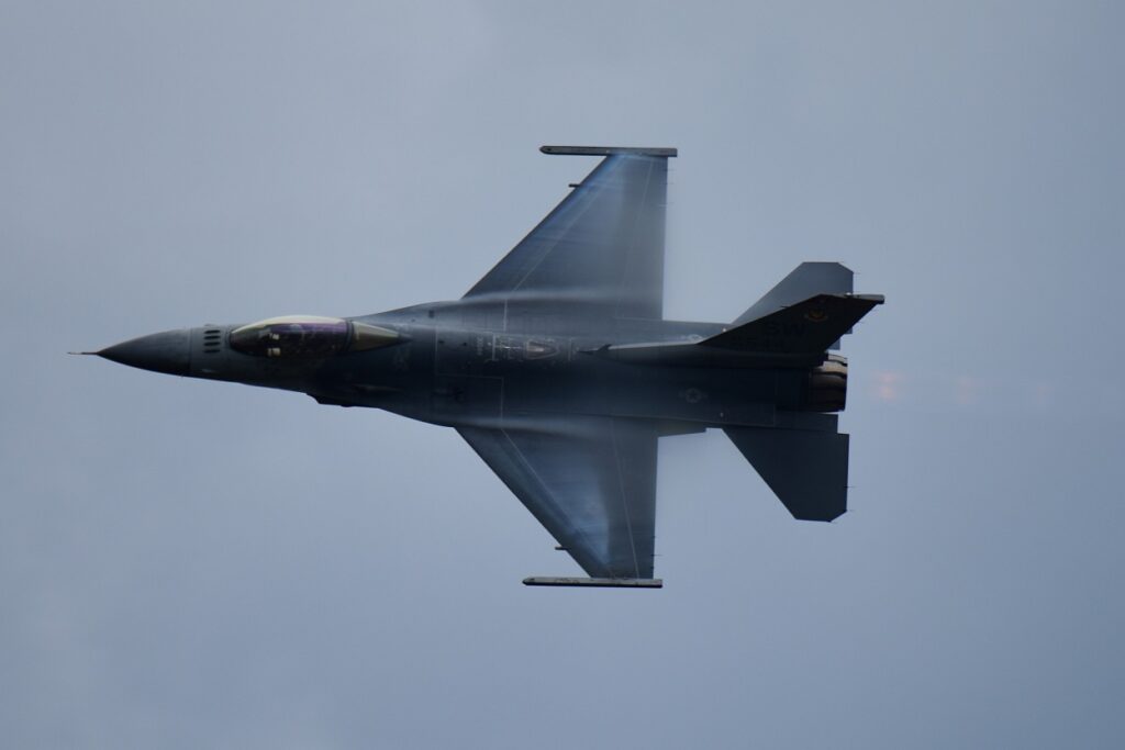 Piloții ucraineni sunt nevoiți să inventeze noi tactici de luptă pentru F-16: NATO i-a pregătit pentru alt război