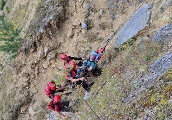 Salvamontiștii din Gorj au salvat o persoană care a suferit un AVC pe un traseu de via ferrata (Video)