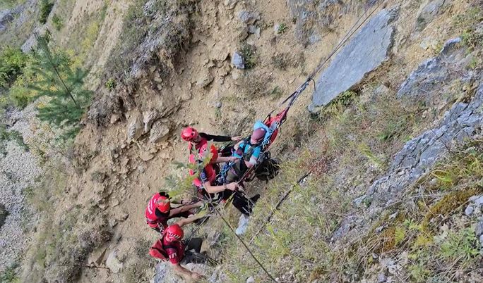 Salvamontiștii din Gorj au salvat o persoană care a suferit un AVC pe un traseu de via ferrata (Video)