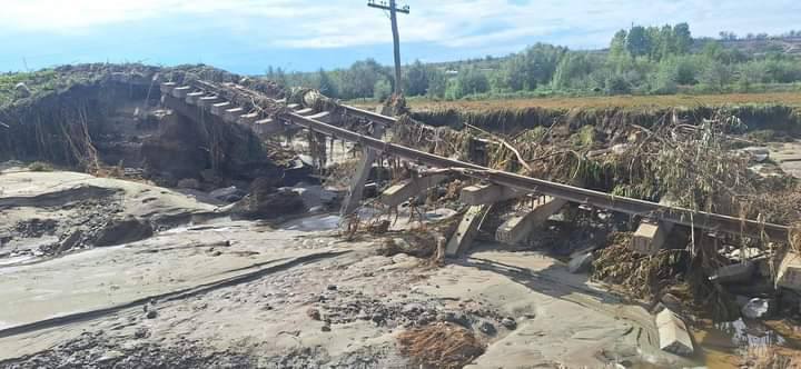 Dezastru pe calea ferată. Tronsonul care leagă Galați de Bârlad a fost compet distrus de inundațiile catastrofale