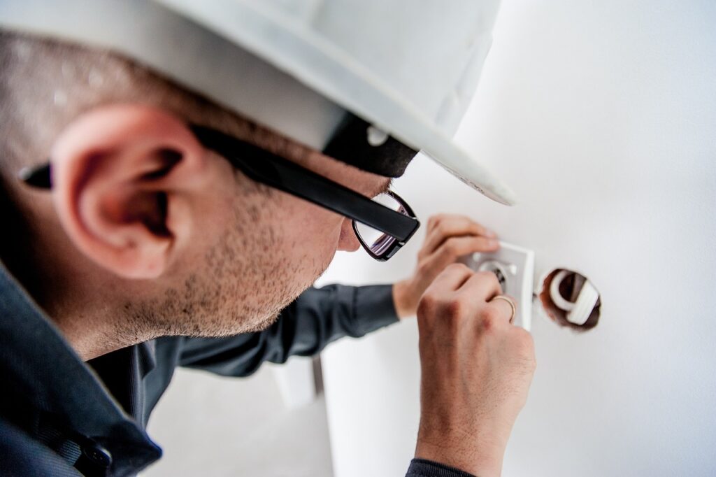 Inteligența artificială angajează electricieni și tâmplari în flux continuu