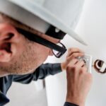 Inteligența artificială recrutează electricieni și tâmplari pe bandă rulantă