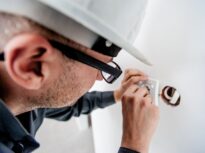Inteligența artificială recrutează electricieni și tâmplari pe bandă rulantă. Salariile au explodat