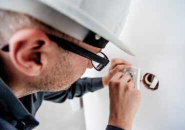 Inteligența artificială recrutează electricieni și tâmplari pe bandă rulantă. Salariile au explodat