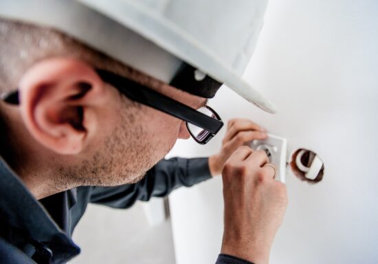 Inteligența artificială recrutează electricieni și tâmplari pe bandă rulantă