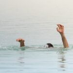 Pompierii n-au intrat în apă să salveze de la înec un băiat de 17 ani. Nu pot interveni decât pe uscat