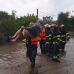 România sub ape: Imagini de coșmar. 4 oameni au murit, sute au rămas pe drumuri. Aglomerație de politicieni (Video&Galerie foto)