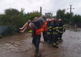 România sub ape: Imagini de coșmar. 4 oameni au murit, sute au rămas pe drumuri. Aglomerație de politicieni (Video&Galerie foto)