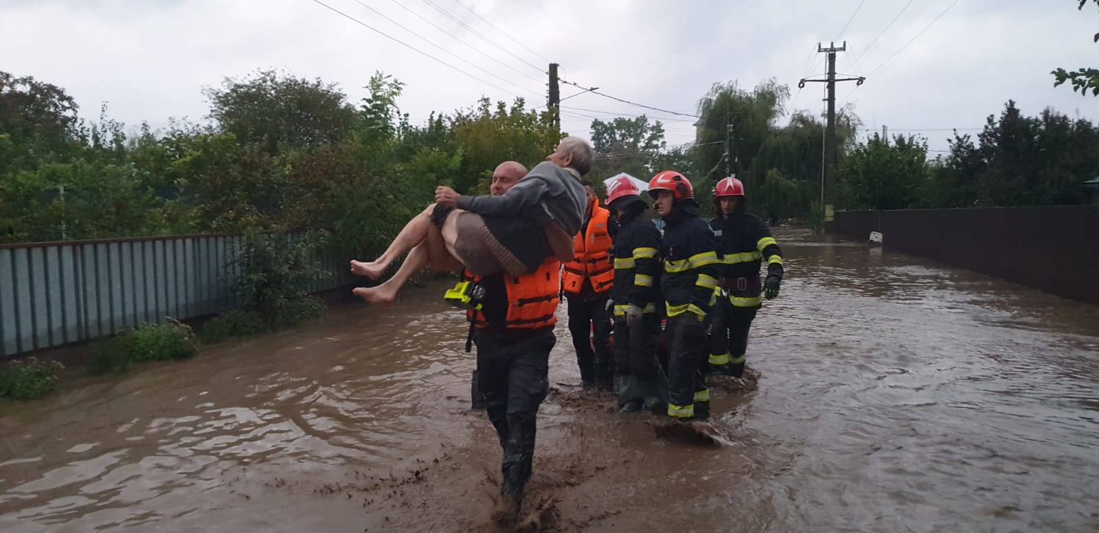 Cod roșu de ploi și inundații. Cel puțini doi oameni au murit luați de viitură, la Galați. Imagini de coșmar cu apele revărsate (Foto&Video)