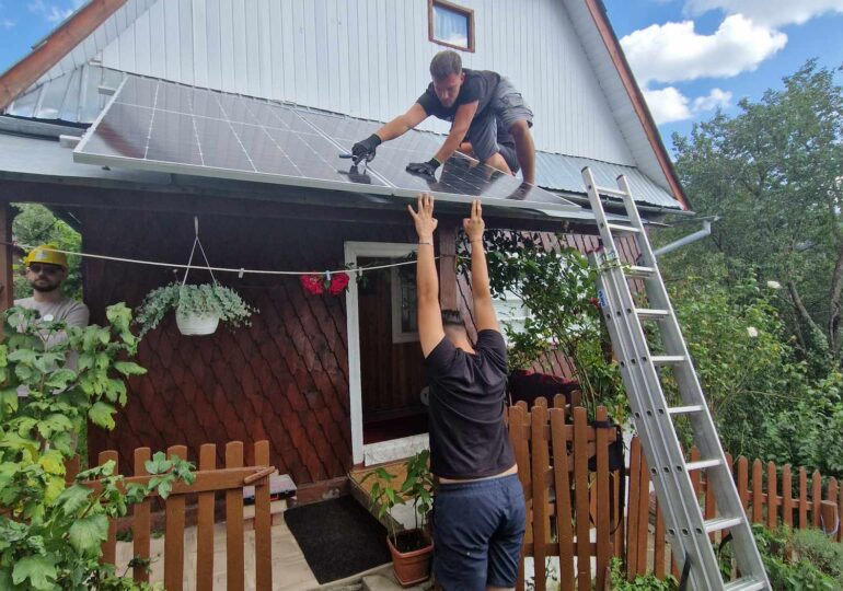 Energie pentru viață: Nouă case izolate din Munții Apuseni au acum lumină (Foto)