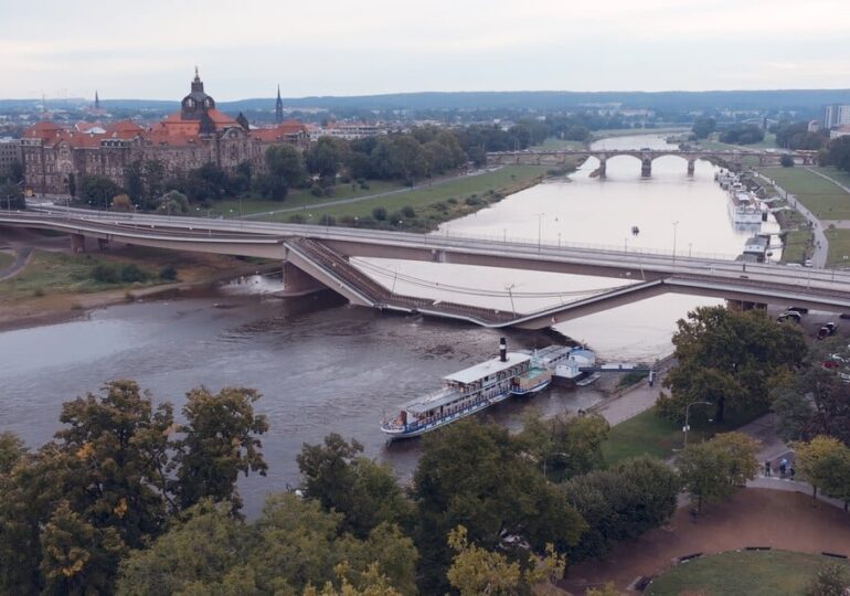 Cum arată un pod prăbușit în centrul orașului Dresda, din Germania (Foto)