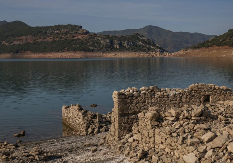 Un sat scufundat în anii '70 reapare din cauza secetei severe din Grecia (Foto & Video)