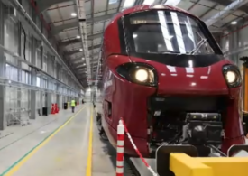 Primul tren electric nou din România, atacat cu pietre de localnici