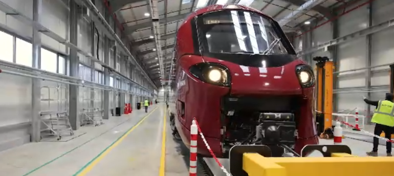 Primul tren electric nou din România, atacat cu pietre de localnici