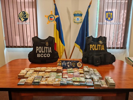 Rețea destructurată de infractori români și bulgari: Au furat un milion de dolari din conturile unor americani prin clonarea cardurilor